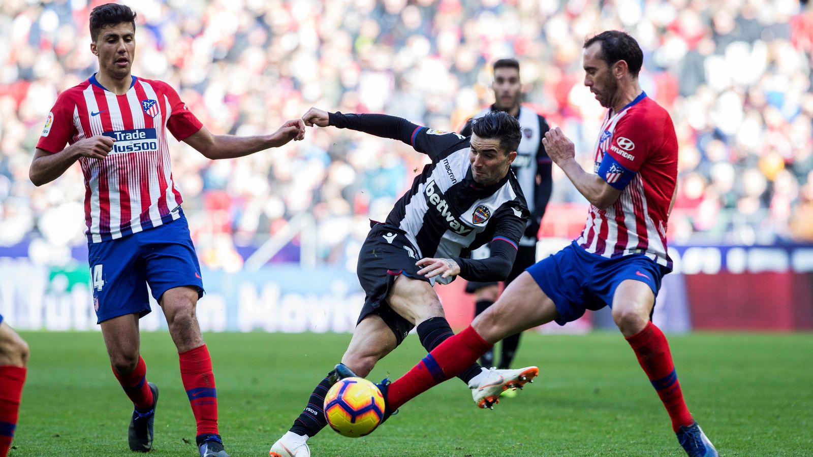 L\'Atlètic s\'imposa al Llevant amb polèmica