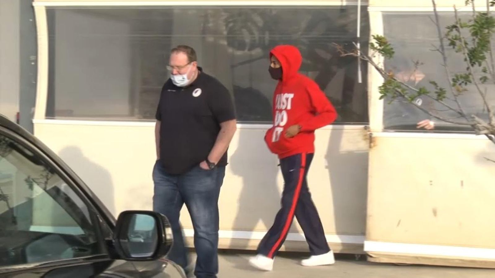 El lateral colombià ix d'un dels restaurants dels baixos de l'estadi Martínez Valero