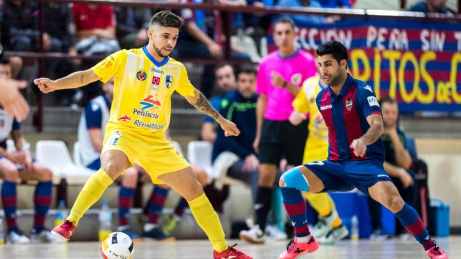 Partit molt disputat entre el Llevant i el Peníscola. Llevant UD.