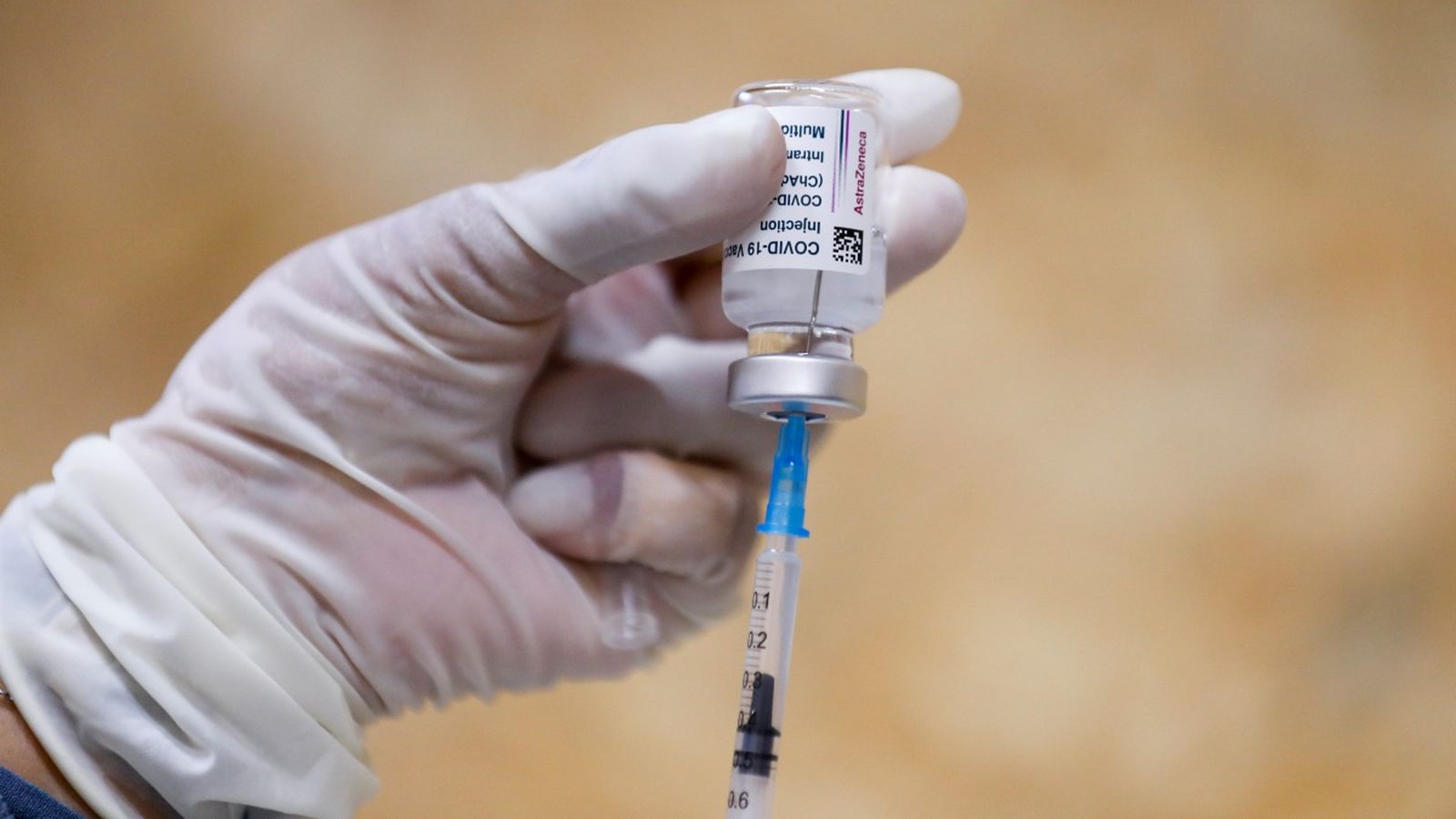 Un vial d'AstraZeneca en una imatge d'arxiu