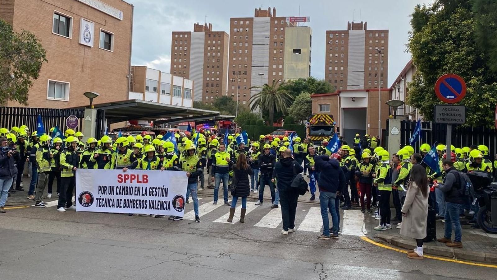 Imatge d'arxiu d'una protesta dels bombers de l'Ajuntament de València