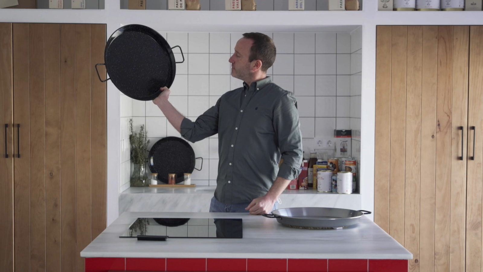 Guillermo Navarro, cofundador de Wikipaella, mostra una paella de metall tal i com les coneixem hui en dia