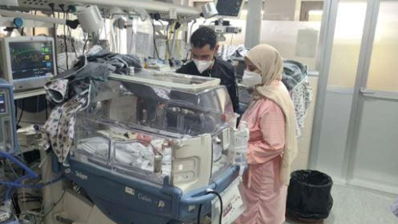 Els nous pares davant la incubadora