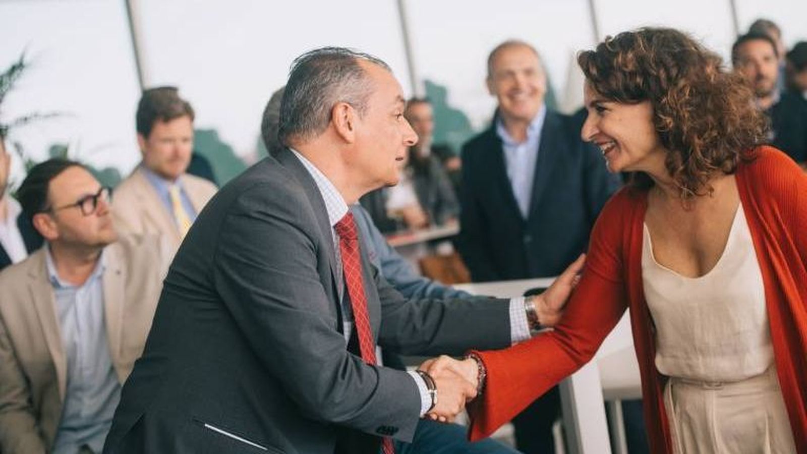 El president de la CEV, Salvador Navarro, saluda la vicepresidenta primera i ministra d'Hisenda, Mª Jesús Montero