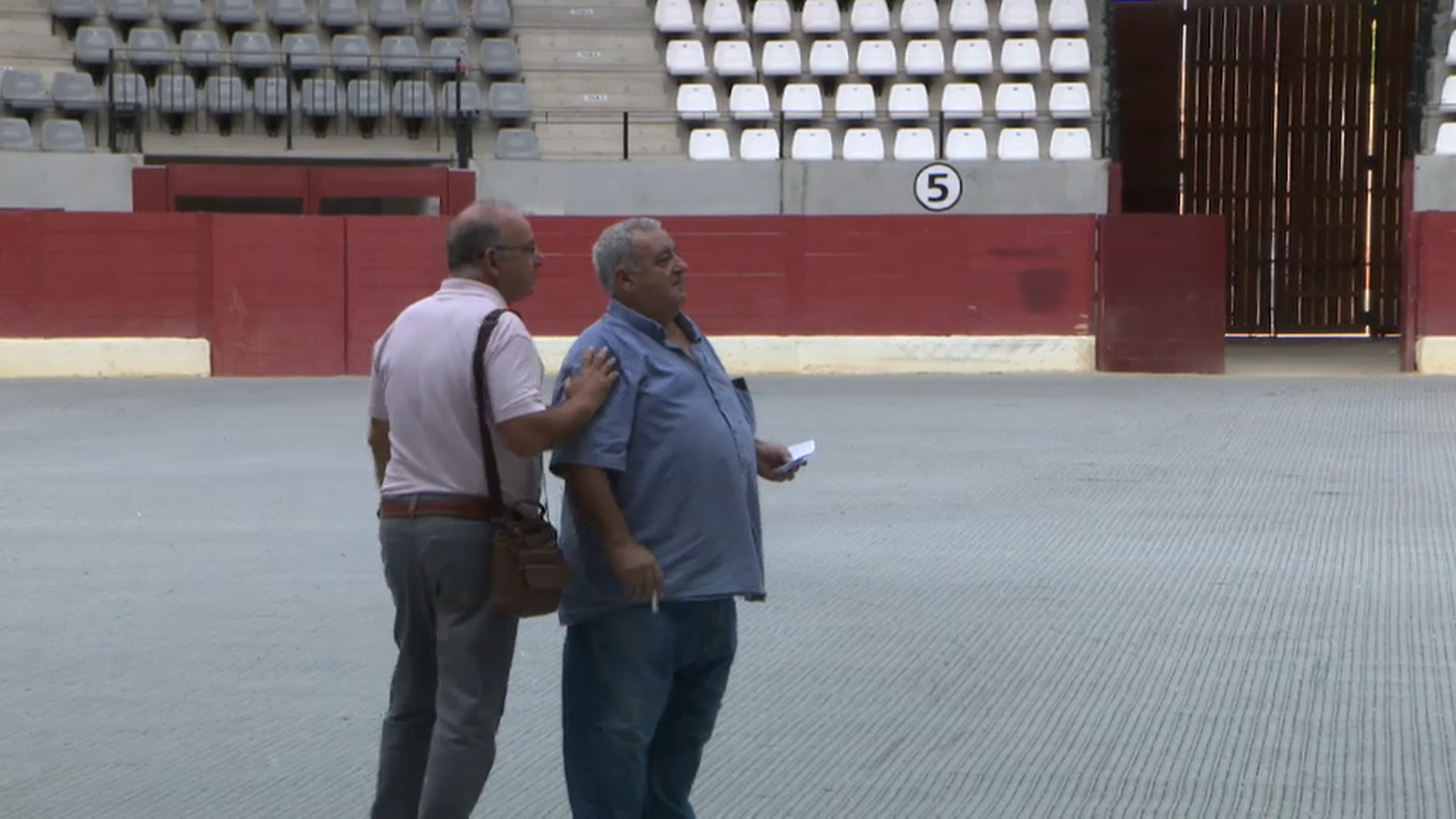 Membres de la penya taurina a la plaça de bous de Villena