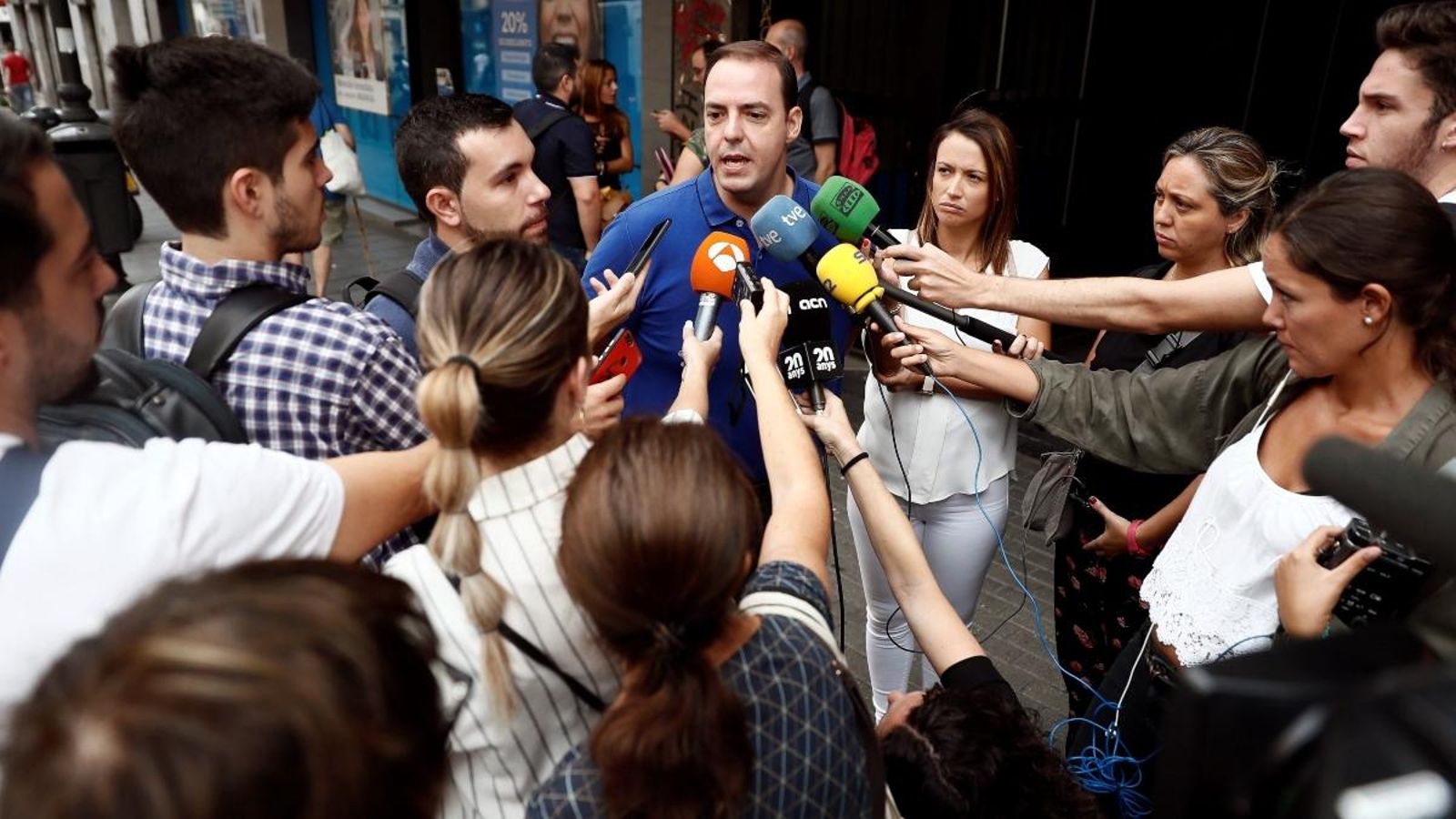 El secretari d'organització de la secció sindical d'USO en Ryanair, Jairo Gonzalo, atén els mitjans a l'entrada a la reunió
