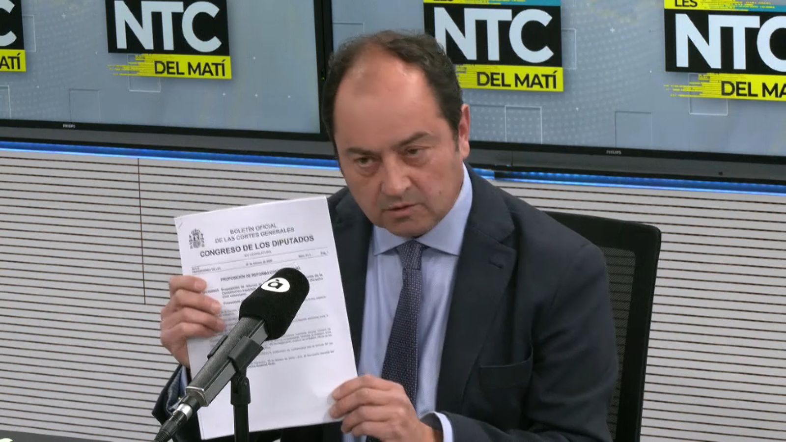El president de Juristes Valencians, José Ramon Chirivella, mostra la petició de reforma constitucional presentada fa tres anys al Congrés