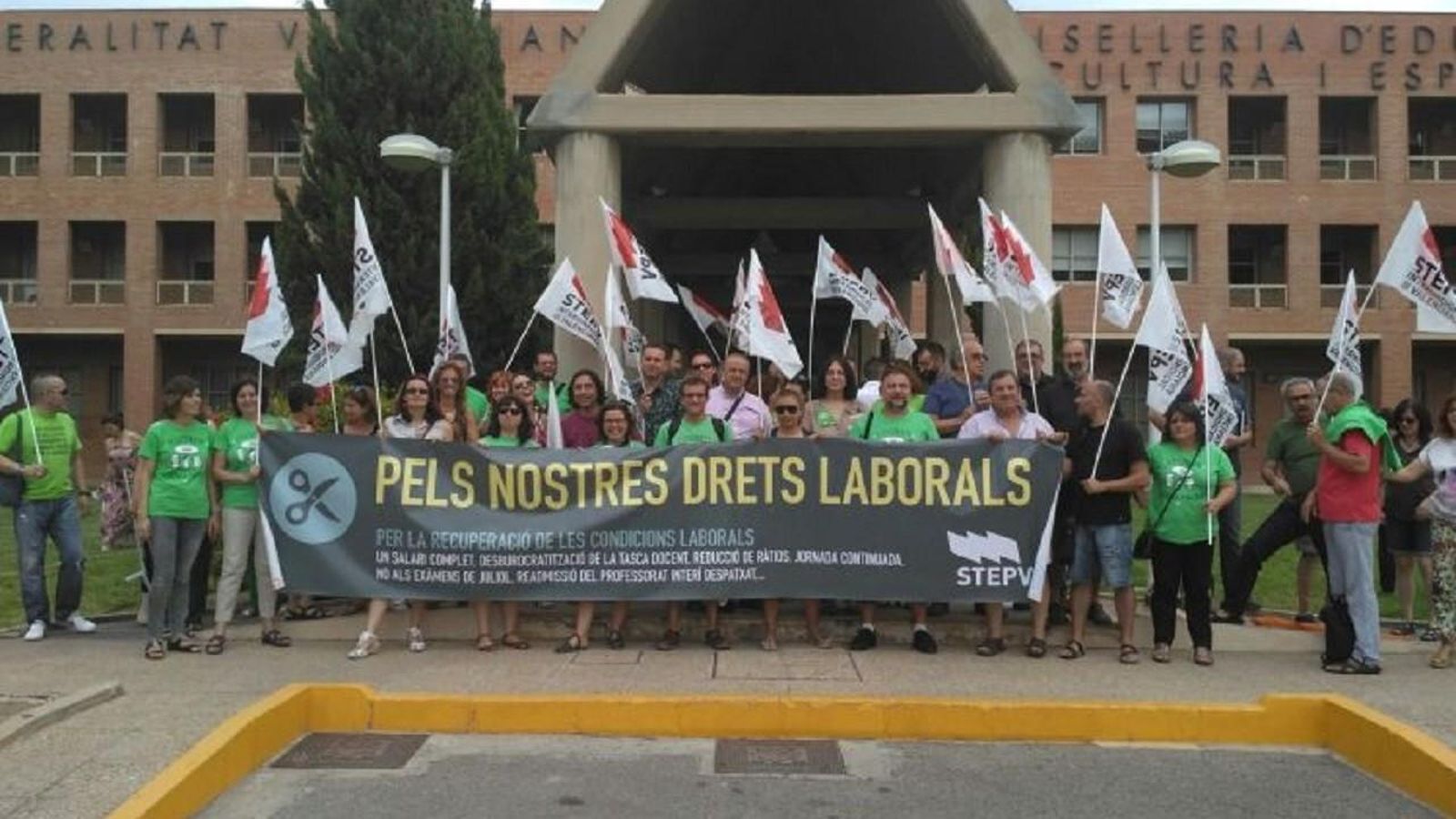 Professorat interí davant la Conselleria d'Educació durant una protesta anterior