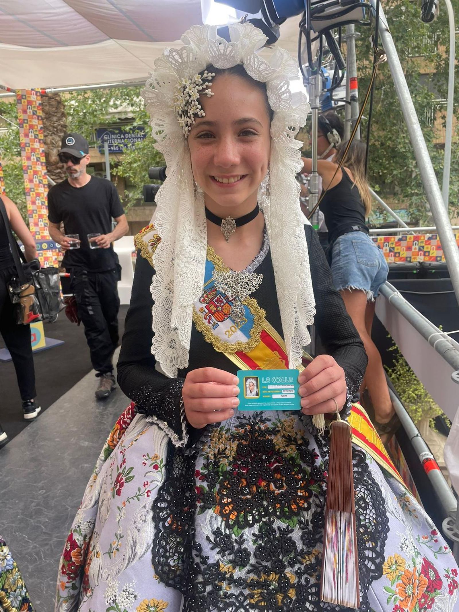 Inés Llavador amb el seu carnet de La Colla