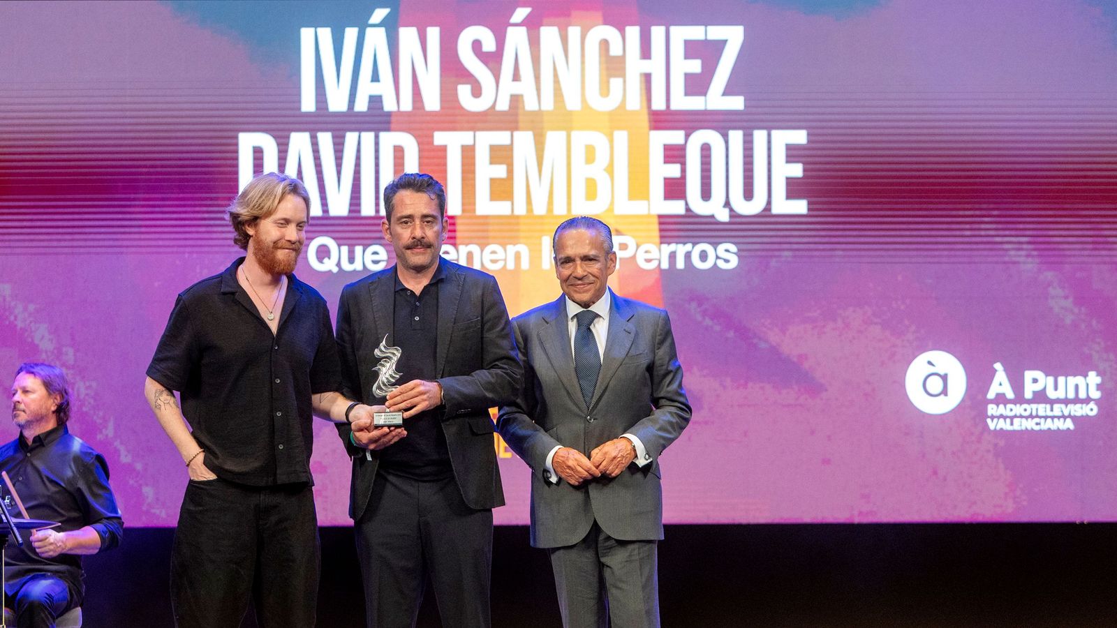 En  la 23a edició del Festival Internacional de Cine d'Alacant, Roman Ceballos, president d'À Punt Radiotelevisió Valenciana, ha entregat la Tessel·la de Plata a Millor Director a Iván Sánchez i David Tembleque per 'Que vienen los perros'