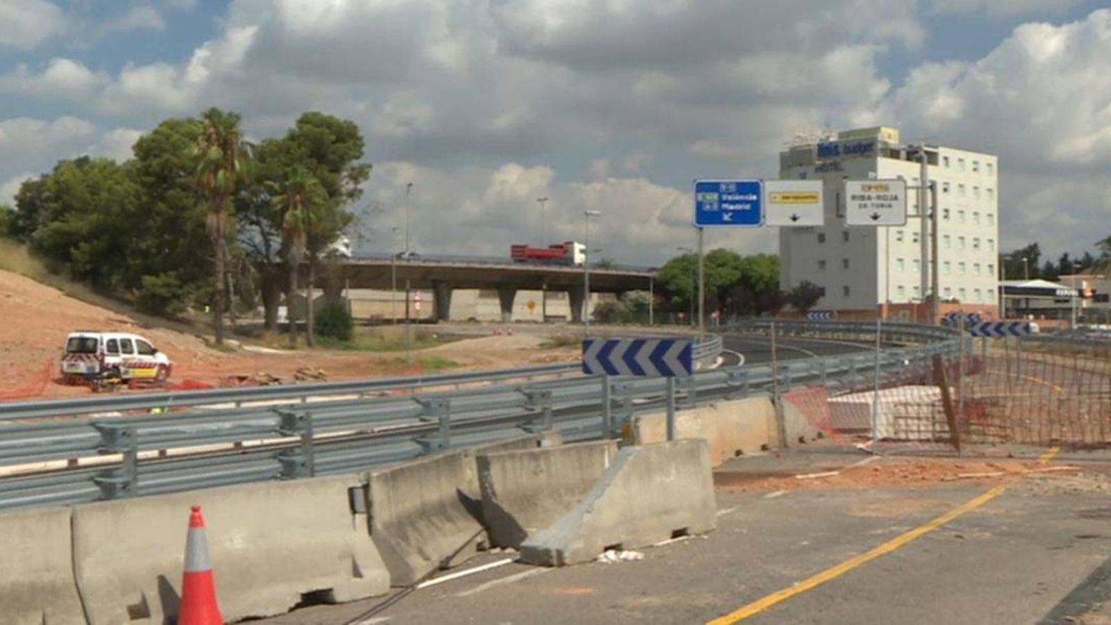 Una imatge de les obres en la carretera on estava ubicada l'escultura
