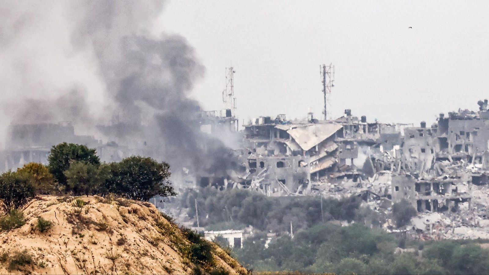 Fum i devastació aquest diumenge en el nord de la Franja de Gaza com a resultat d'un atac israelià Fum i devastació aquest diumenge en el nord de la Franja de Gaza com a resultat d'un atac israelià