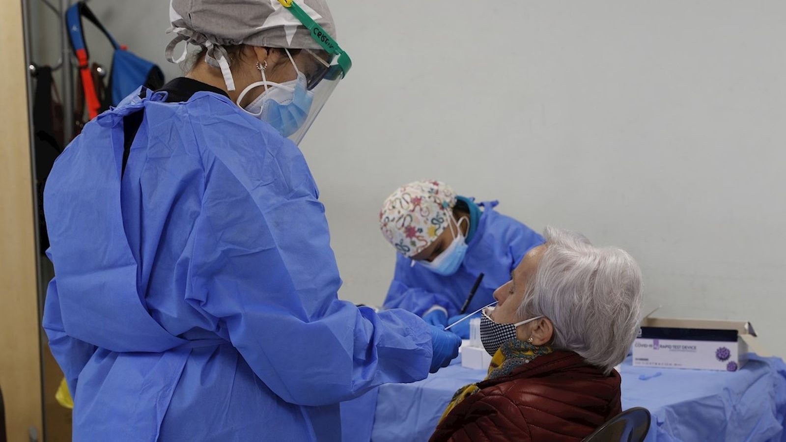 Personal sanitari en una residència