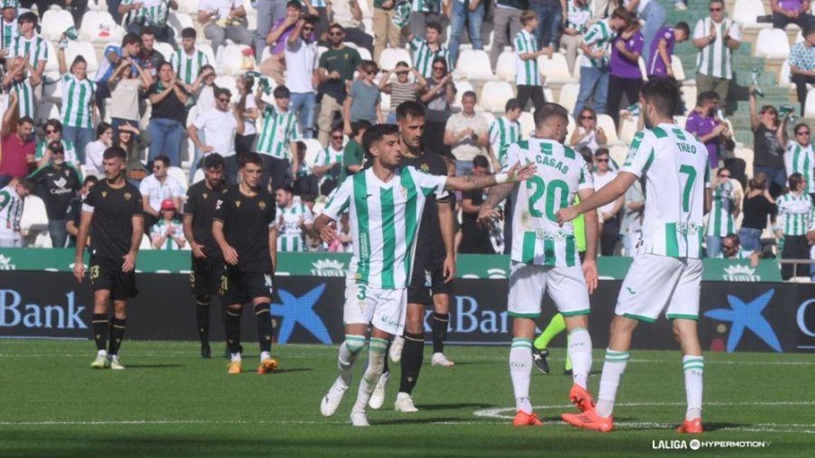 Els jugadors del Castelló celebren un dels gols del Còrdova