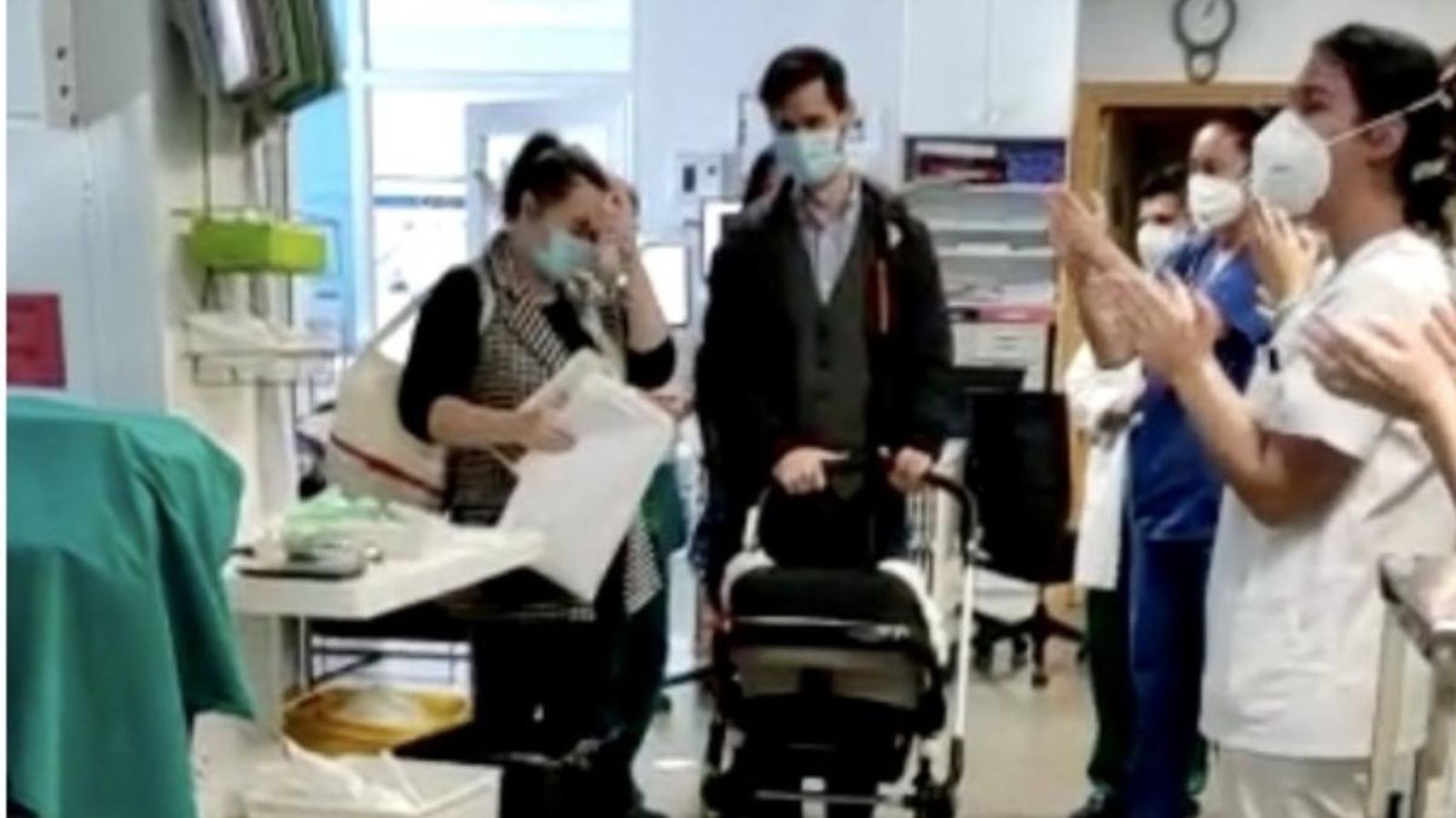 Moment de l'eixida del nadó de l'hospital 9 d'Octubre