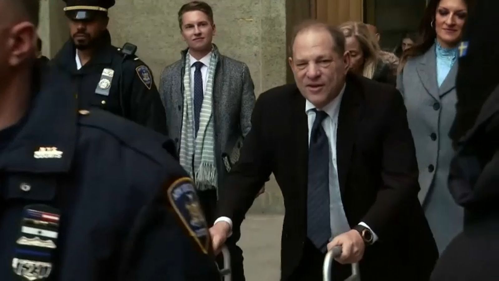 El productor cinematogràfic Harvey Weinstein abandona la sala on el jutgen, en una imatge d'arxiu