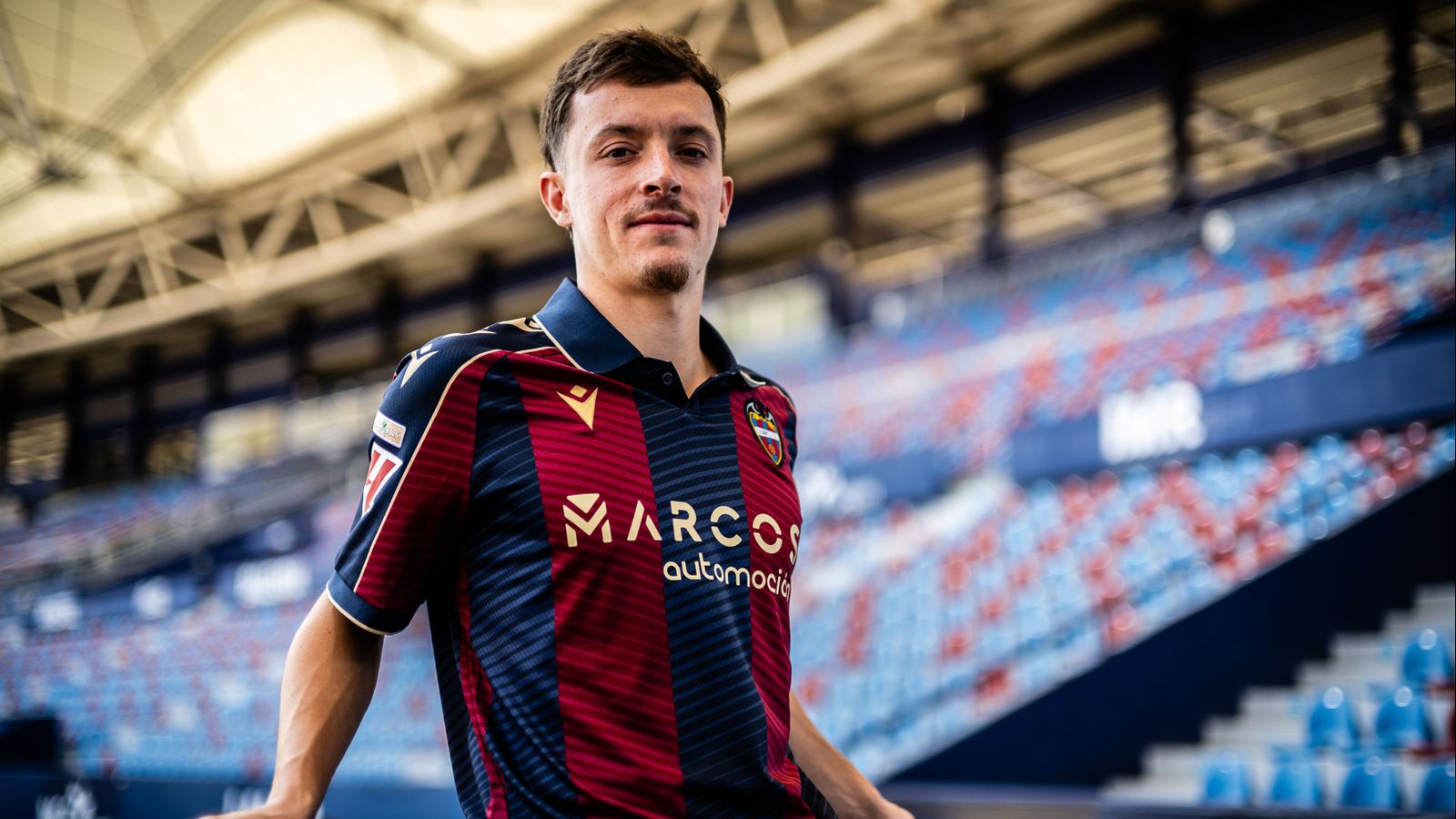 Enzo Bardeli amb la camiseta del Llevant