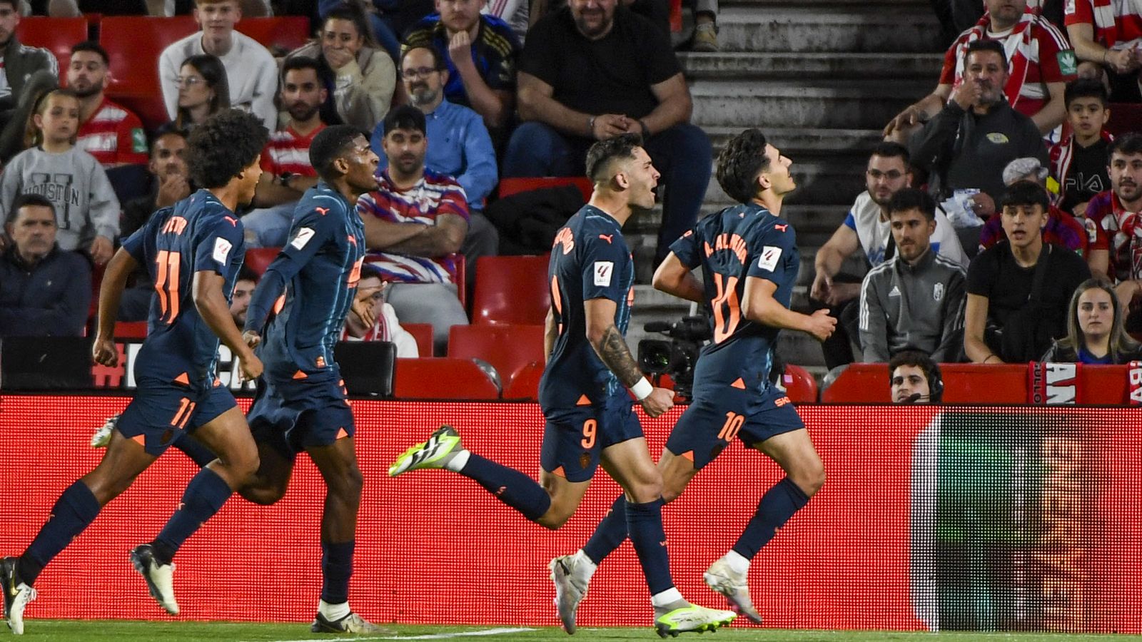 Els jugadors del València celebren el gol d'André Almeida