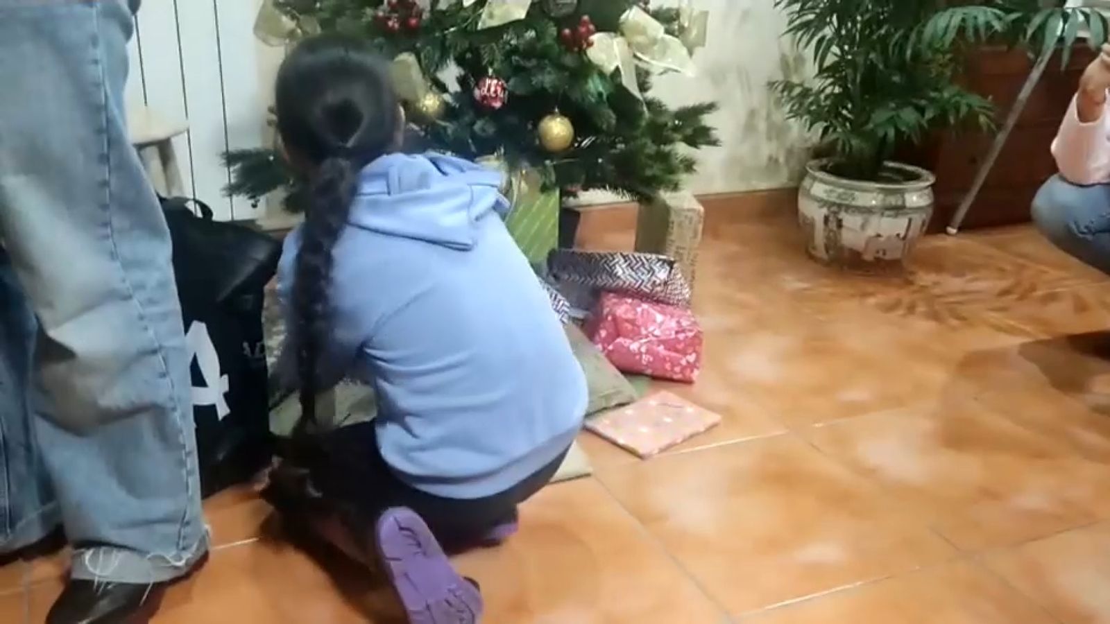 Una xiqueta obri, este diluns, els regals que li han portat els reis d?orient