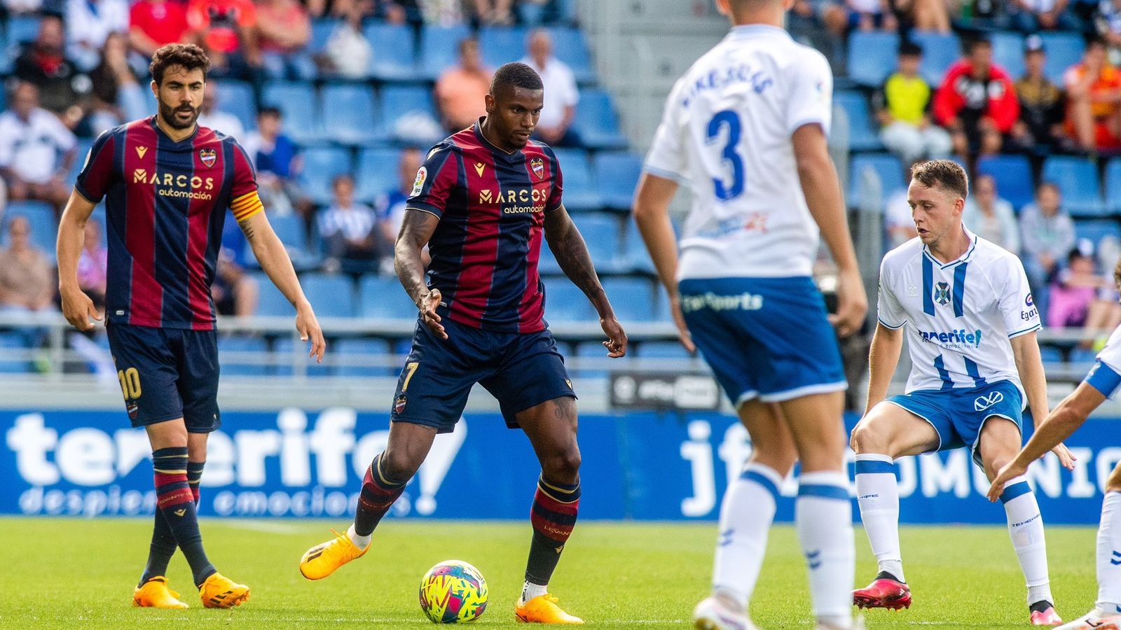 Wesley Moraes fa una passada en el partit a Tenerife