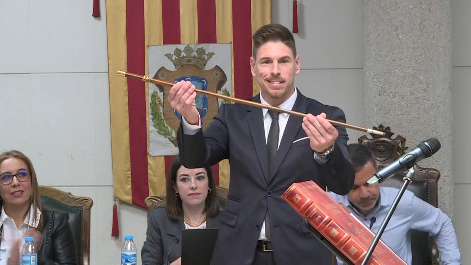 Juan Carlos Roses (PP) pren possessió com a nou alcalde d'Albaida, després de prosperar la moció de censura contra Alejandro Quilis