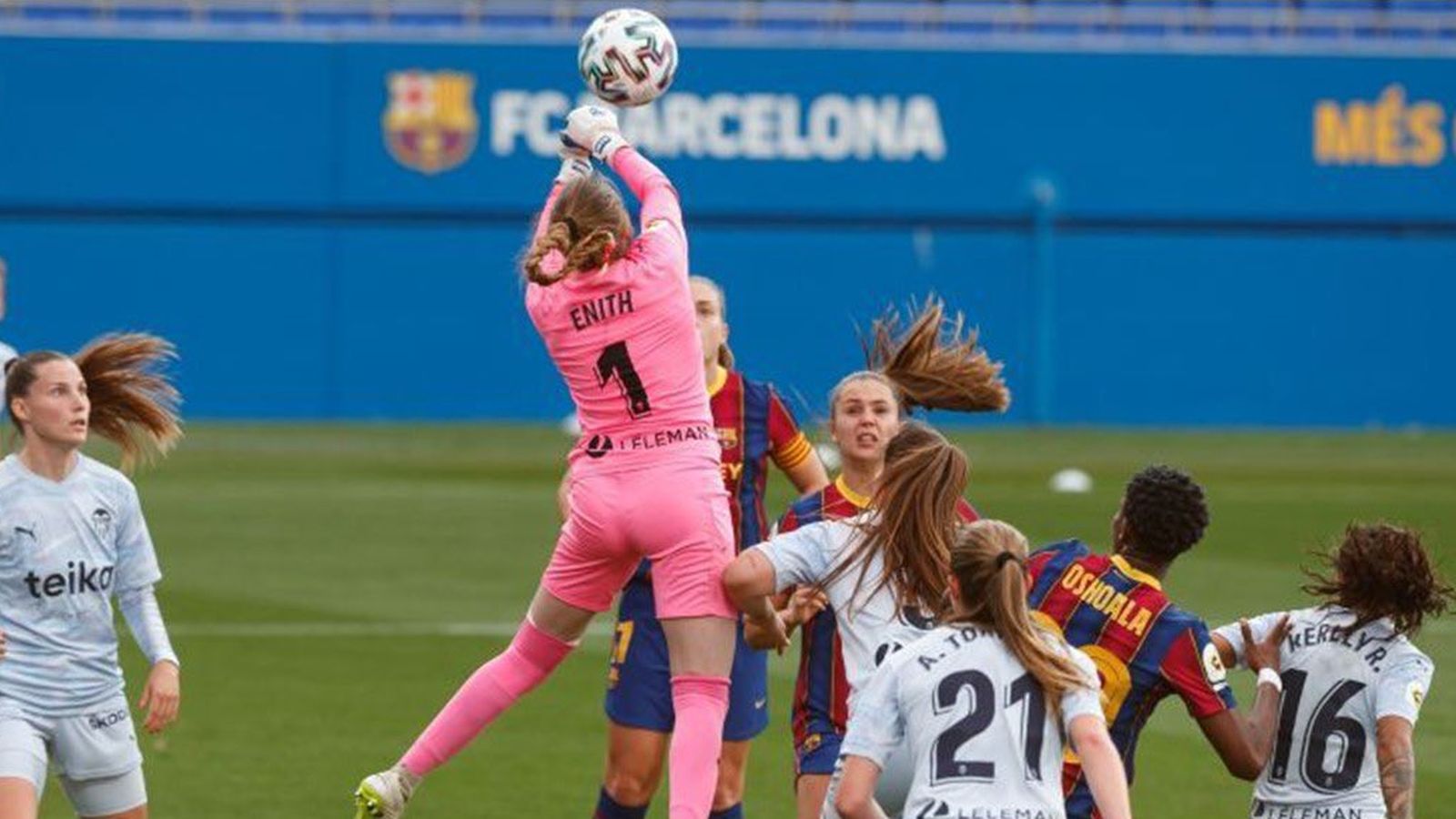 La defensa del València allunya un baló aeri