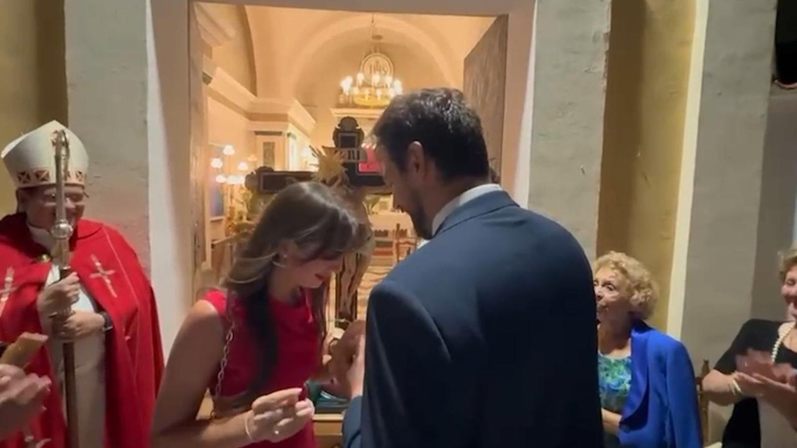 Moment en què l'alcalde li demana matrimoni a la parella