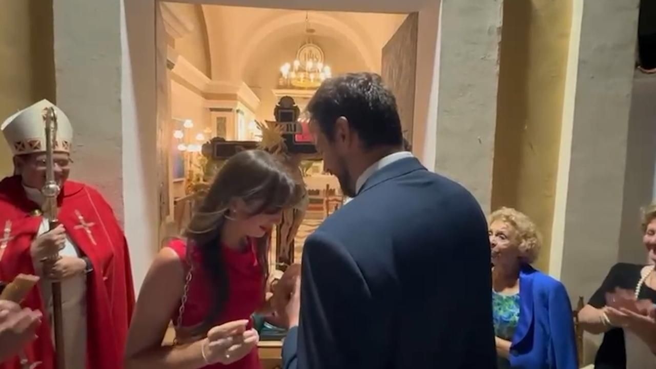 Moment en què l'alcalde li demana matrimoni a la parella Moment en què l'alcalde li demana matrimoni a la parella