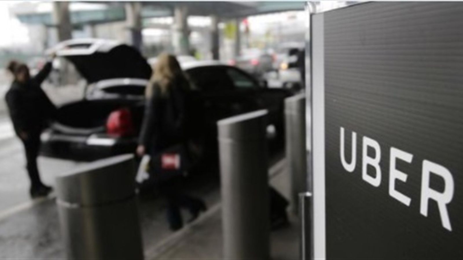 Enlaire la continuïtat d\'Uber i Cabify a Barcelona per l\'obligatorietat de precontractar