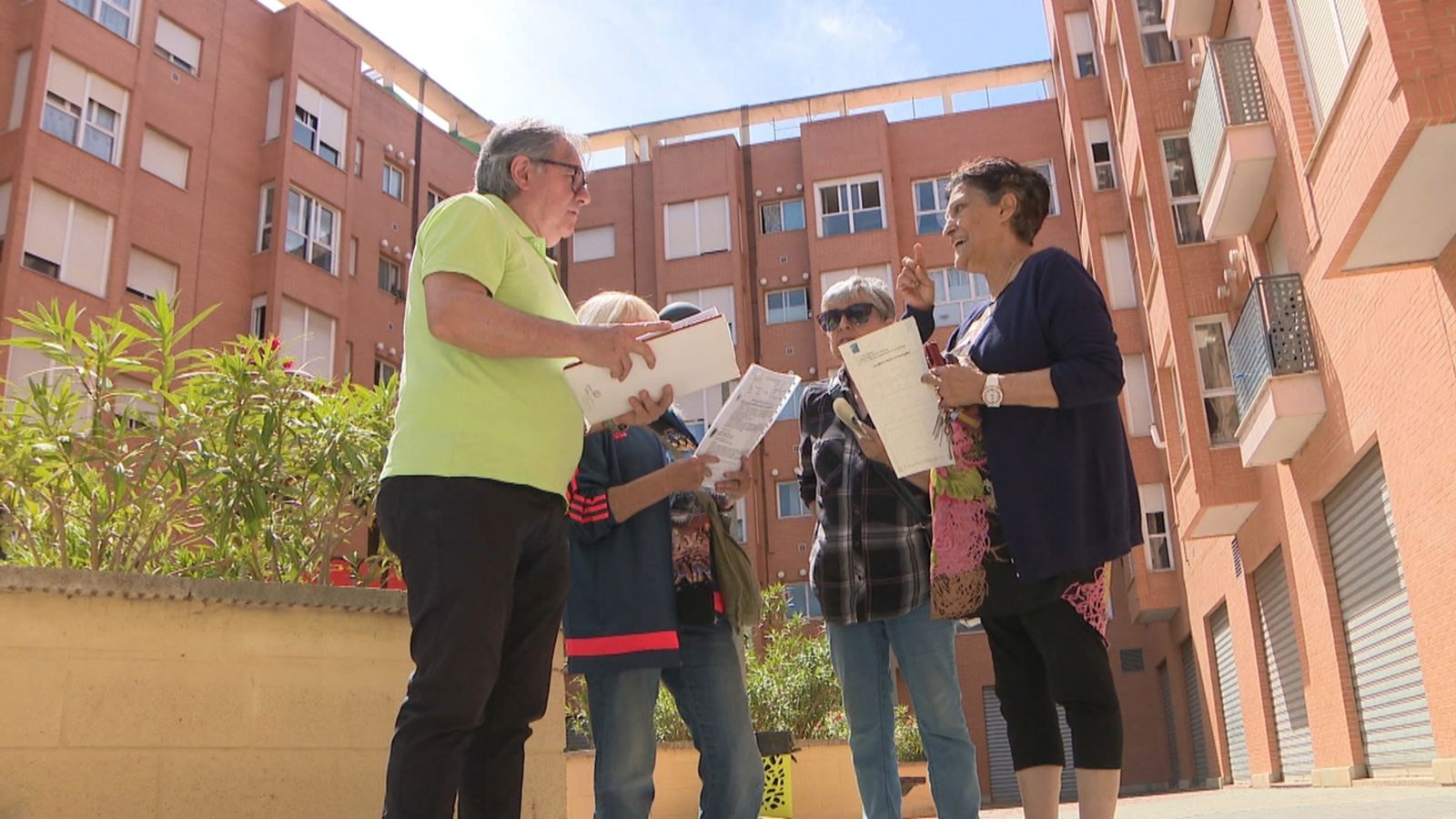 El grup de veïns i veïnes que ha denunciat la Sareb, davant el seu edifici