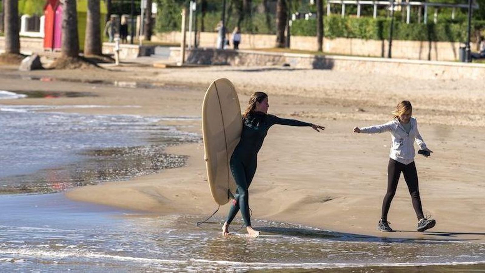 Una surfista a la platja de Benicàssim aquest hivern