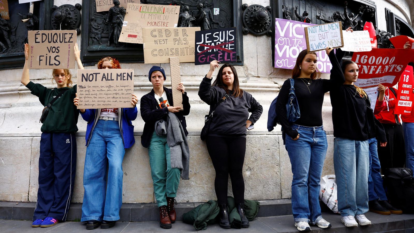 Concentració davant dels jutjats en suport a Gisèle Pelicot