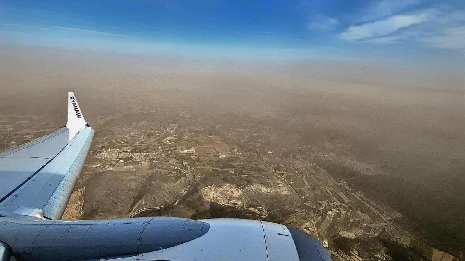 La nuvolada de pols és visible fins i tot des de l’avió