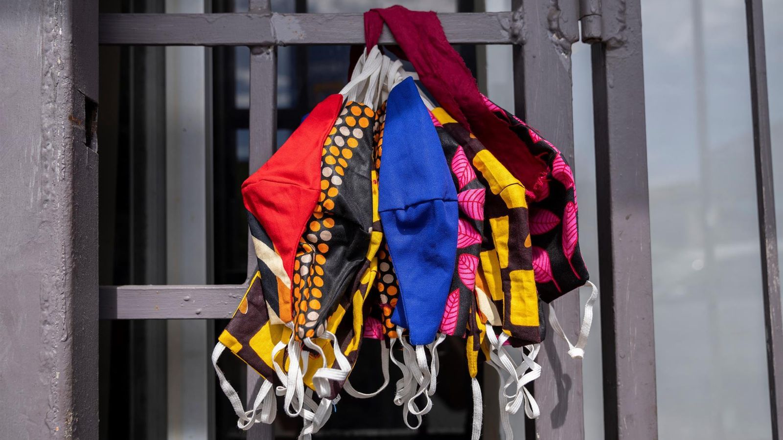 Mascaretes penjades en una botiga de Sud-àfrica