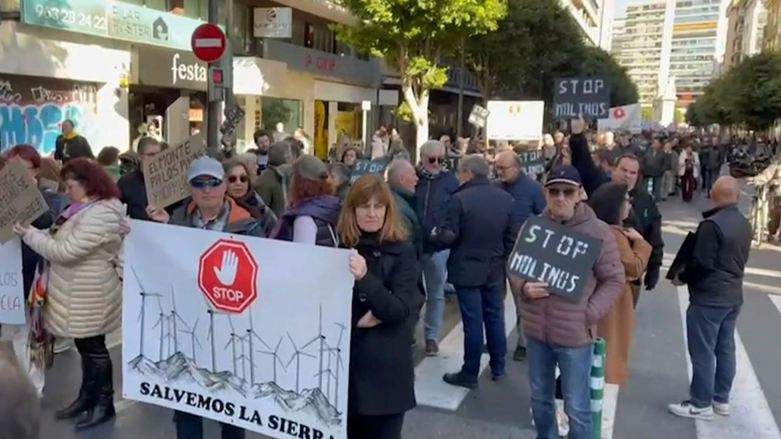 Manifestació a València per la ubicació racional de les energies renovables