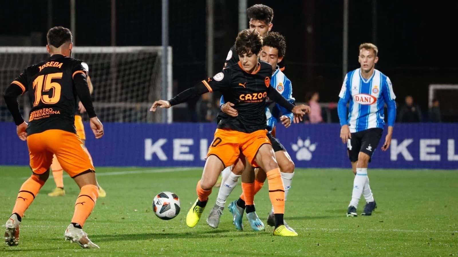 Javi Guerra, en una acció del partit