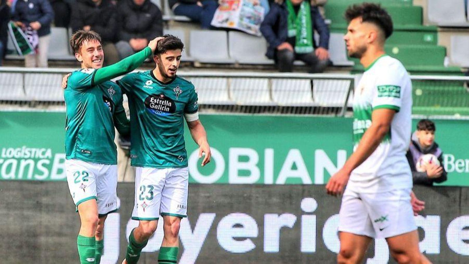 Dos jugadors gallecs celebren el gol