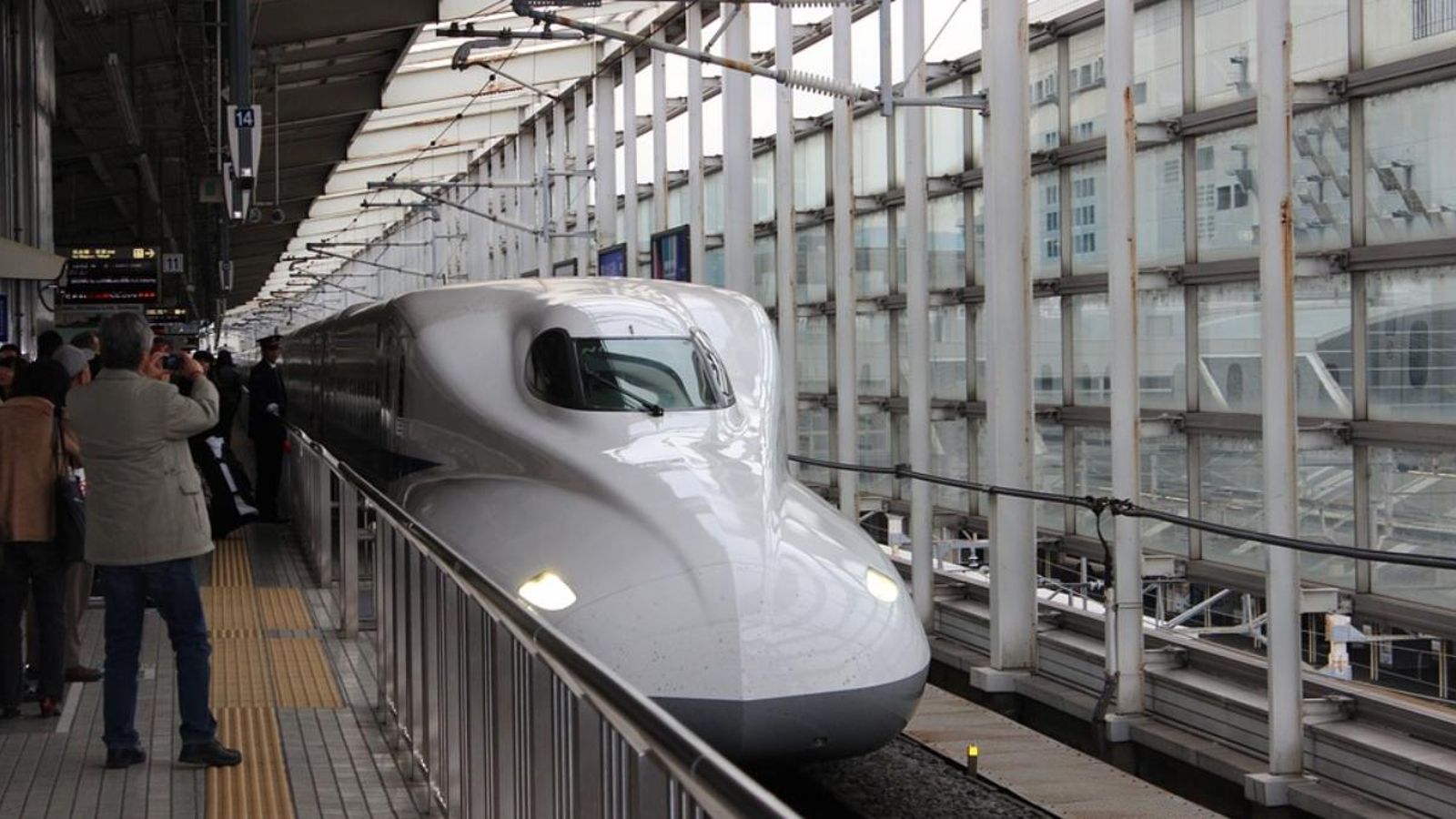 El Japó cancel·la centenars de vols i trens per l’arribada d’un supertifó