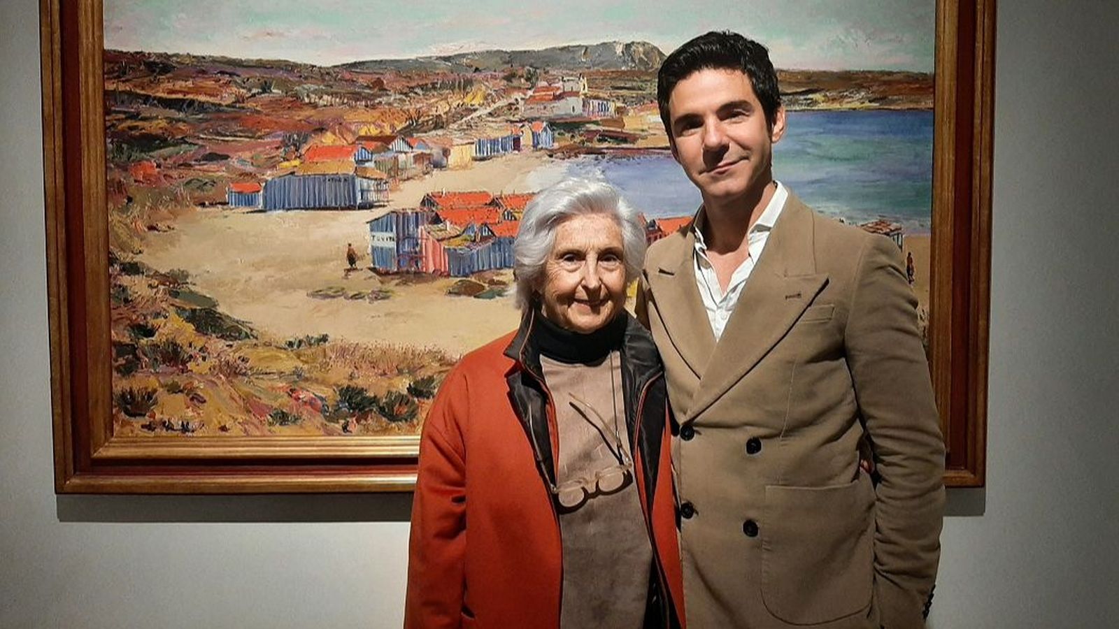L'actriu Teresa Lozano i el director del Museu de Belles Arts, Pablo González, davant del quadre de Francisco Lozano que ara custodia el museu