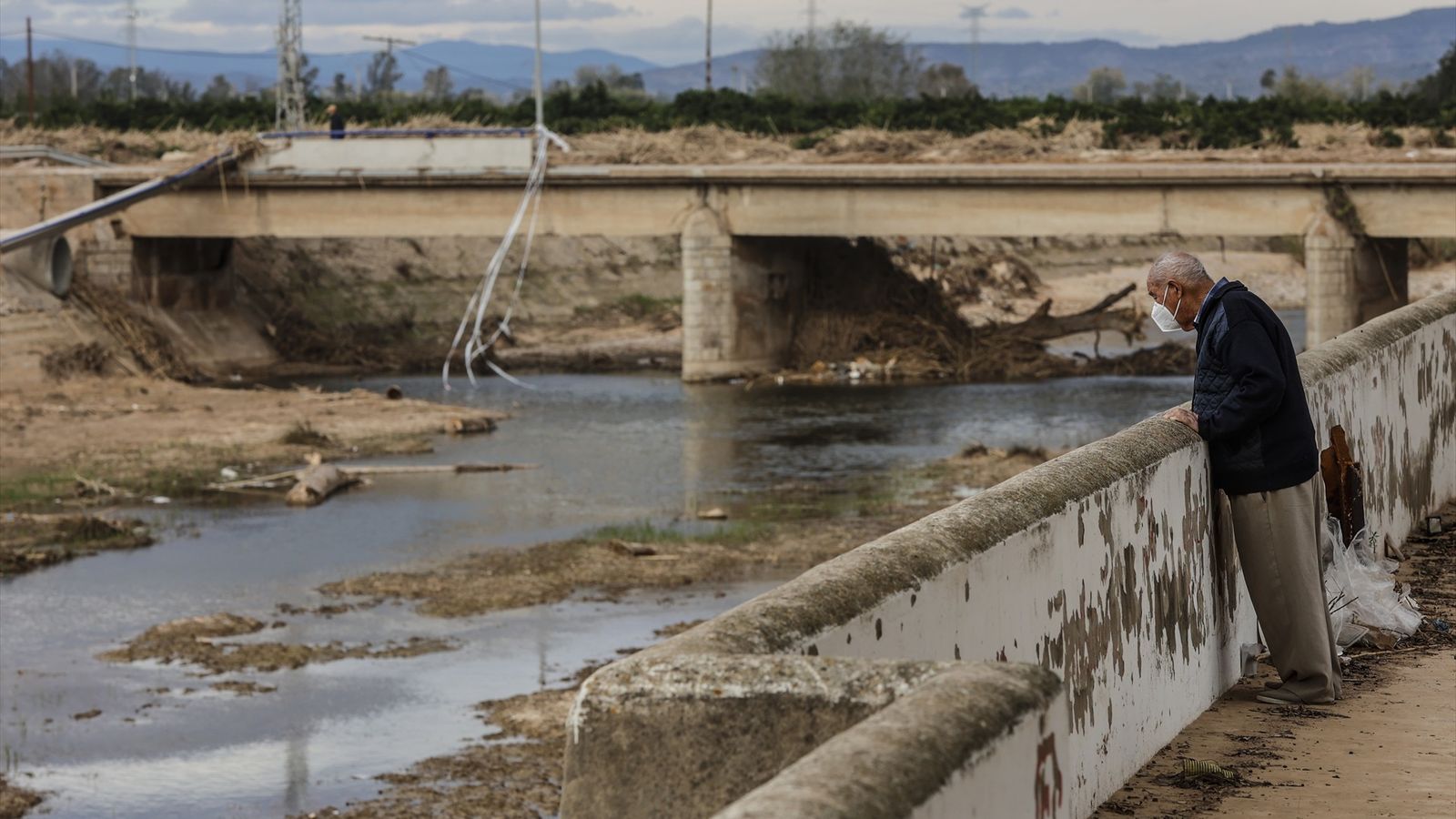 Un home observa els efectes de la dana sobre el riu Magre al seu pas per Algemesí el 21 de novembre