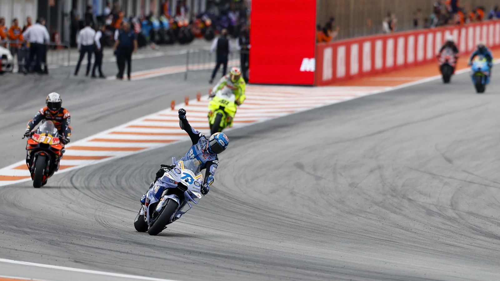 Alex Márquez celebra la seua victòria