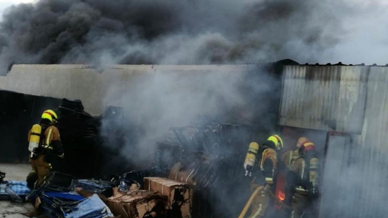 L'incendi a un basar xinés d'Oriola obliga a desallotjar quatre persones L\'incendi a un basar xinés d\'Oriola obliga a desallotjar quatre persones