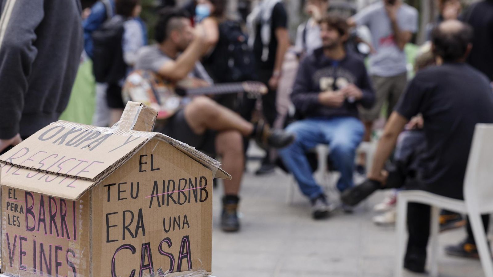 Acampada per l'habitatge digne a la plaça de l'Ajuntament de València