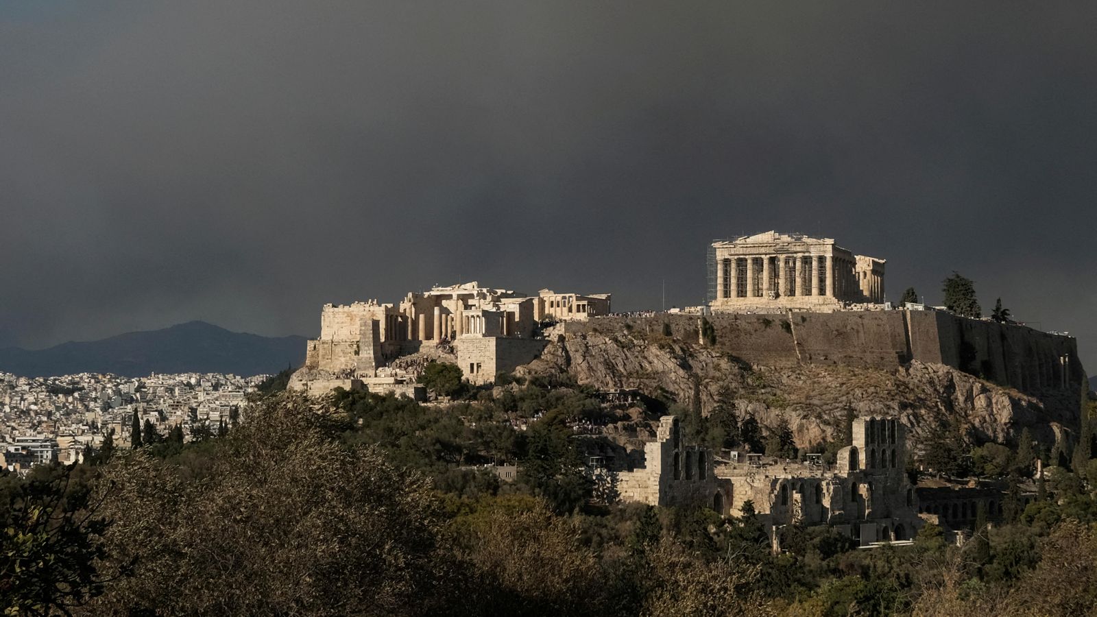 El fum derivat de l'incendi de Varnava sobrevola l'Acròpolis d'Atenes, amb el Partenó a la part més alta El fum derivat de l'incendi de Varnava sobrevola l'Acròpolis d'Atenes, amb el Partenó en la part més alta