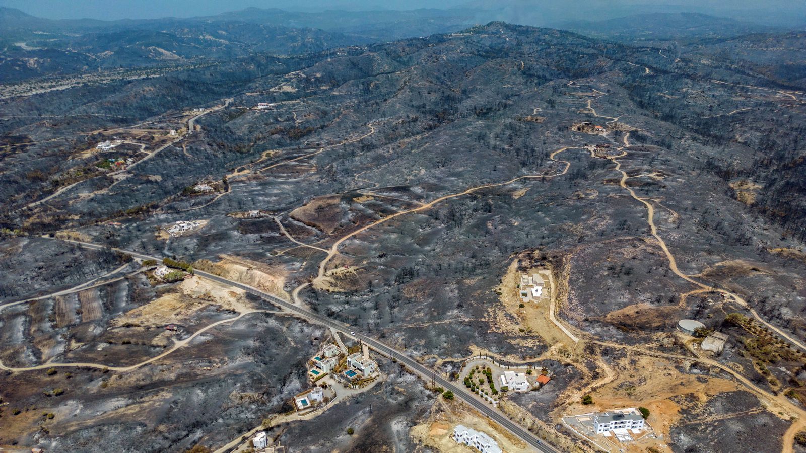 Panoràmica de l'illa de Rodes, a Grècia, devastada pel foc