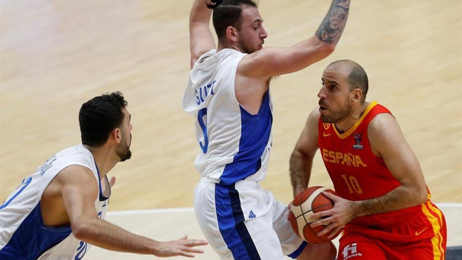 Quino Colom condueix el baló davant l’oposició de Golan Gutt i Idan Zalmanson