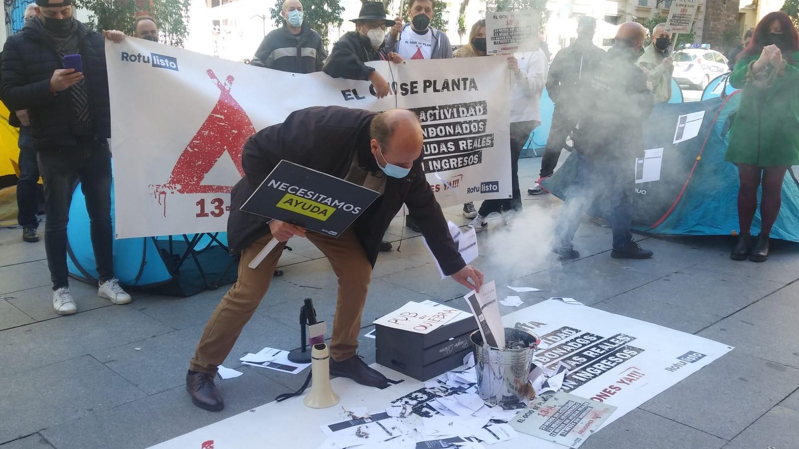 Crema de factures davant del Palau de la Generalitat