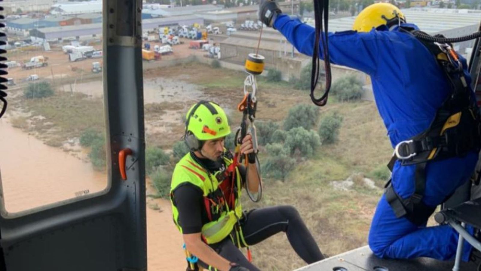 Rescat en helicòpter de sis treballadors aïllats per les pluges a Quart de Poblet