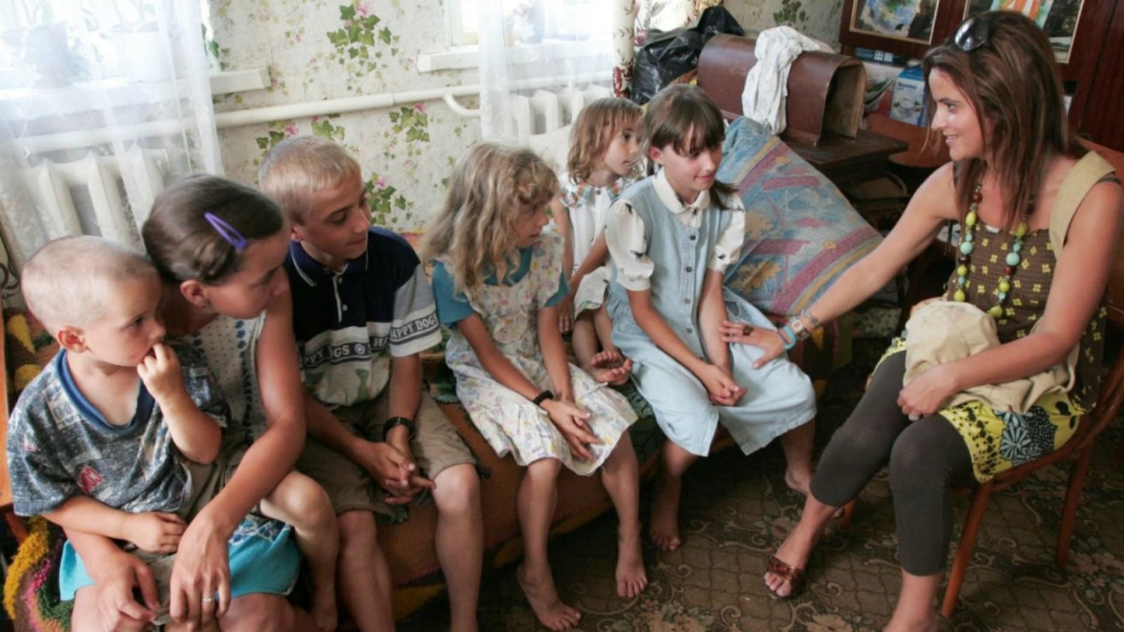 Clara Arnal, presidenta de Juntos Por la Vida, amb xiquets d'acollida d'Ucraïna