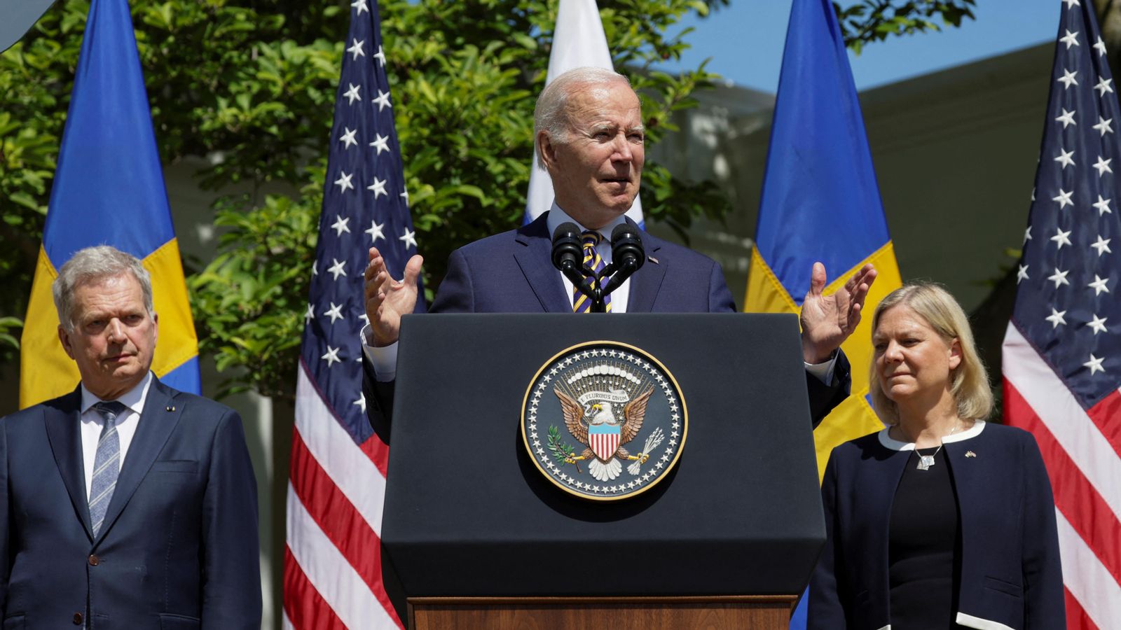 El president dels EUA Joe Biden acompanyat del seu homòleg finés Sauli Niinisto i la primera ministra de Suècia Magdalena Andersson